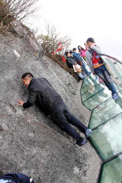 天门山玻璃栈道！给你10w，你敢全程不扶墙走完吗？-BB姬