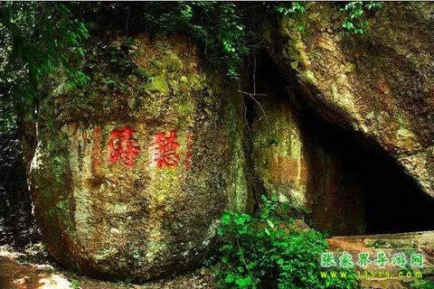 凤凰古城沈从文墓地