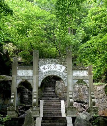 穿岩诗林