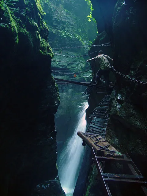 坐龙峡