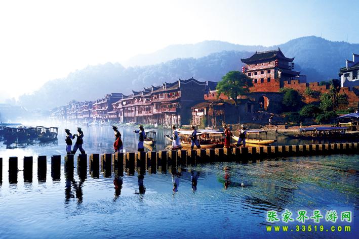 沱江晨雾中的吊脚楼