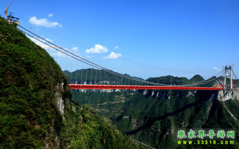 索拉桥横跨德夯大峡谷