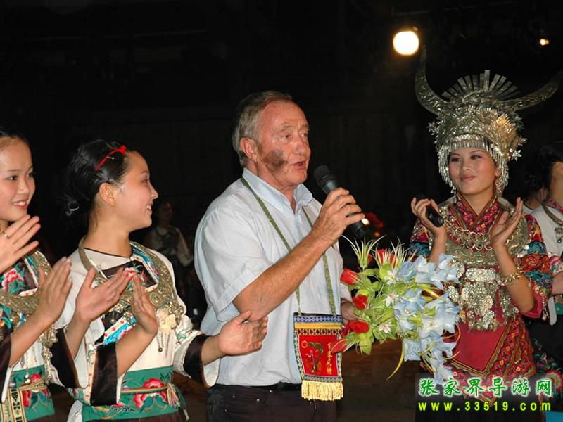 国际友人激情体验德夯大峡谷风情