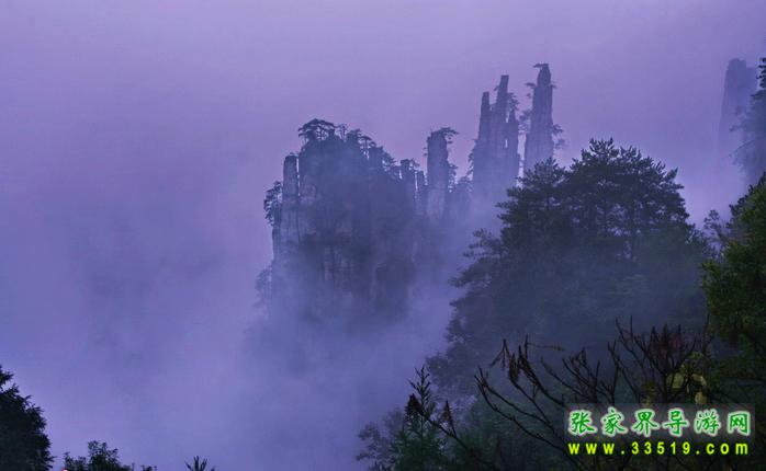 天子山暮色下的御笔峰