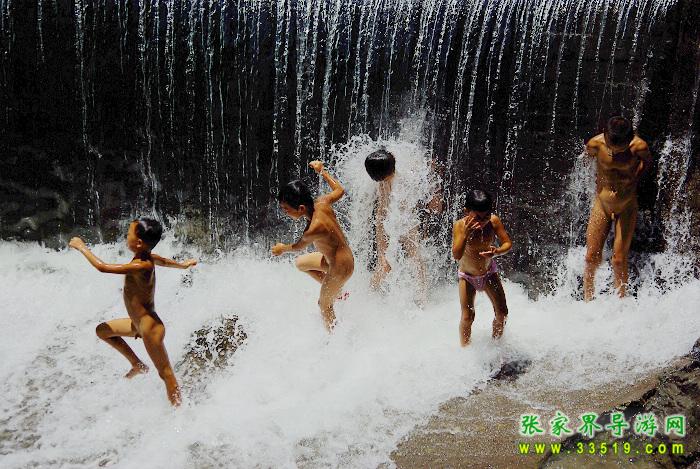 土家小孩河里嬉戏