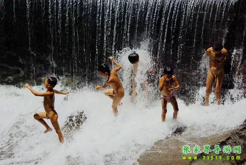 土家小孩河里嬉戏