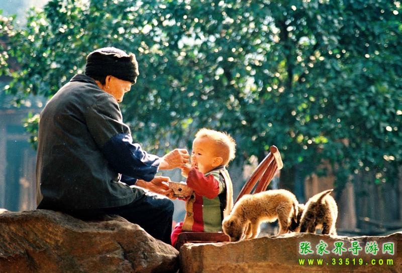 土家老人与小孩