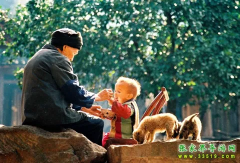 土家老人与小孩