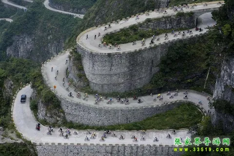 Challenging the Heaven-Linking Avenue of Tianmen Mountain