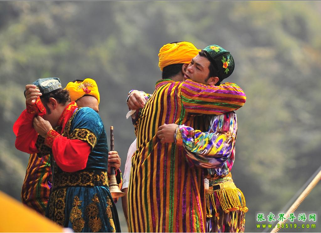 “达瓦孜”传人赛买提成功挑战天门山