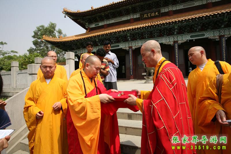 尼泊尔怀善方向赠与天门山寺怀梵方丈珍贵舍利子
