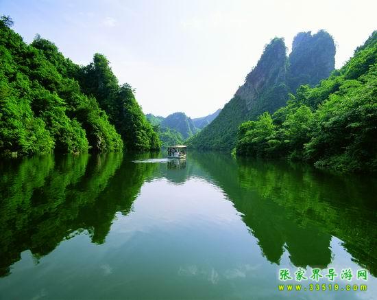 宝峰湖水天一色